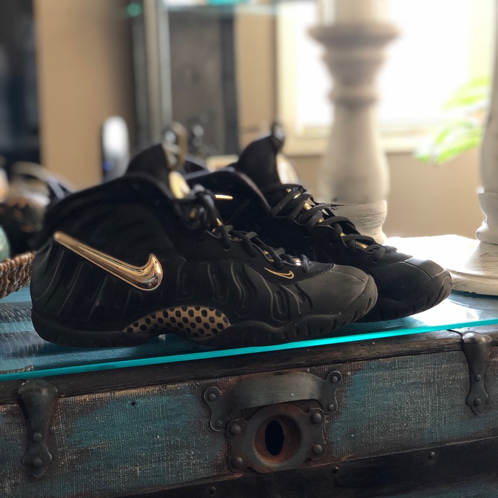 Boys size 7 Nike foams